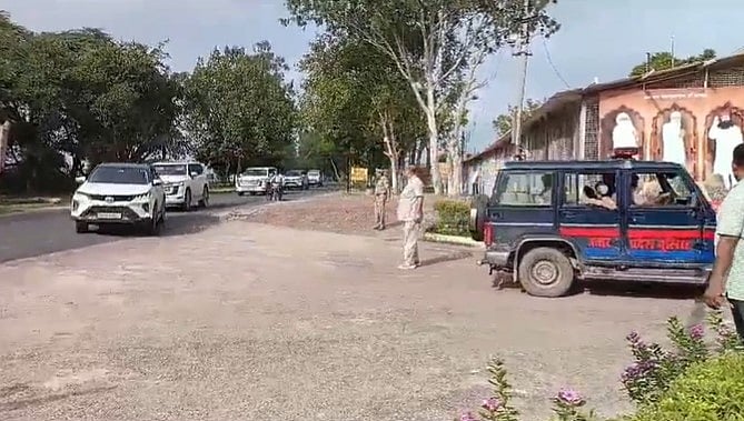 X/PTI :  Dera Sacha Sauda head Gurmeet Ram Rahim, who was granted 21-day furlough, arrives at his ashram in Baghpat, UP
